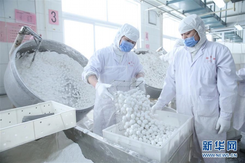 元宵団子の製造に追われる北京の老舗食品メーカー