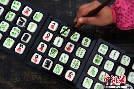 重慶名物の「鴛鴦火鍋」で麻雀牌かたどった湯圓茹でて元宵節(jié)祝う