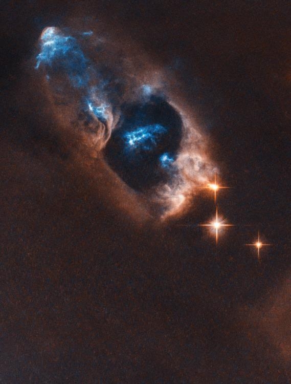 ハッブル宇宙望遠鏡とらえた暗い雲(yún)の中に輝く生まれたばかりの若い恒星