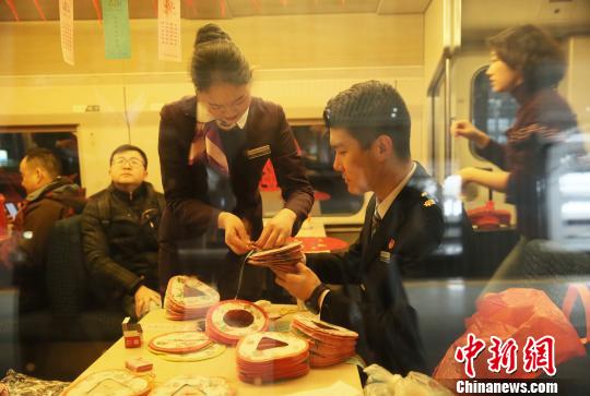 杭州と黃山結ぶ杭黃高速鉄道で祝う元宵節(jié)