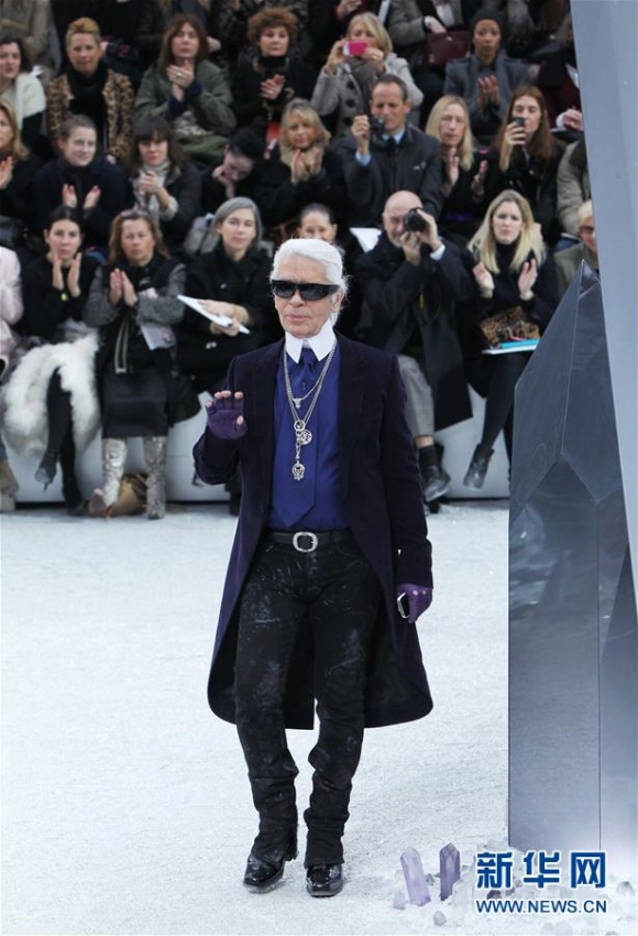 世界的にも有名なファッションデザイナー、ラガーフェルド氏死去