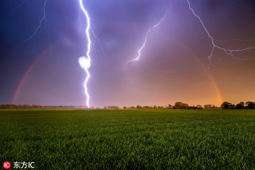 雷が虹に「命中」した瞬間を捉えた美しい寫真