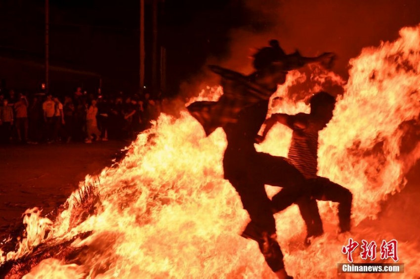 火の海渡り元宵節(jié)を祝う?？谑肖未迦摔郡?></a></td></tr><tr><td class=