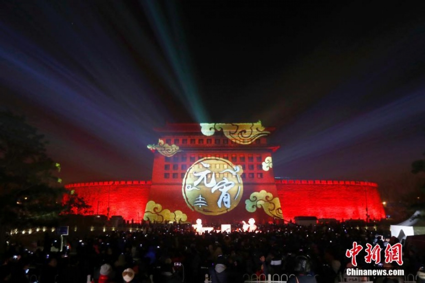 北京の徳勝門で元宵節(jié)祝うプロジェクションマッピングショー
