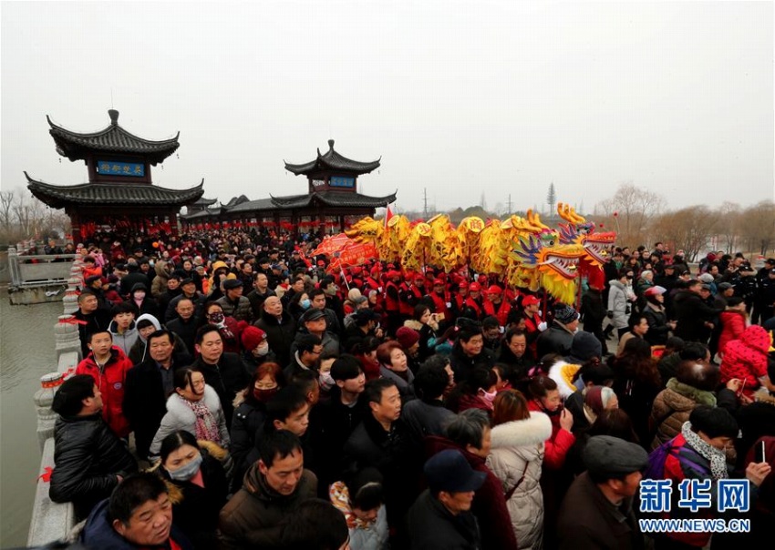 橋を渡る伝統(tǒng)行事「正月十六走太平」　安徽省