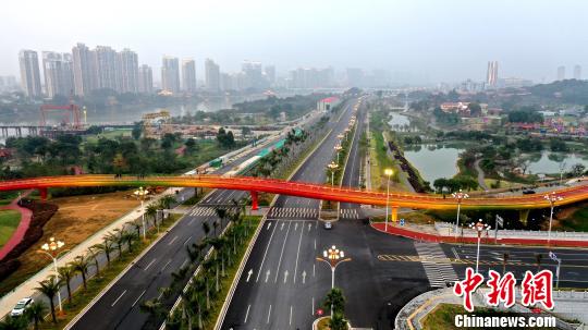 市內(nèi)を美しく彩る「虹の橋」　福建省