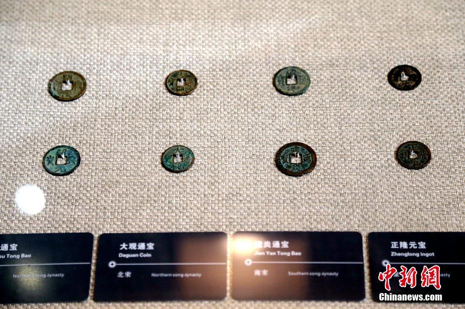 さまざまな時(shí)代の貨幣を展示する西安市民間金融博物館