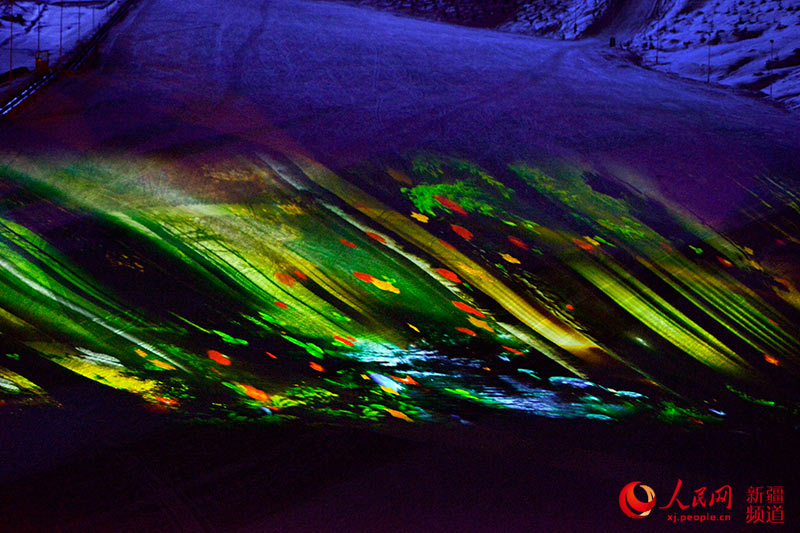 新疆のスキー場(chǎng)で「アルタイ神話」テーマのプロジェクションマッピング