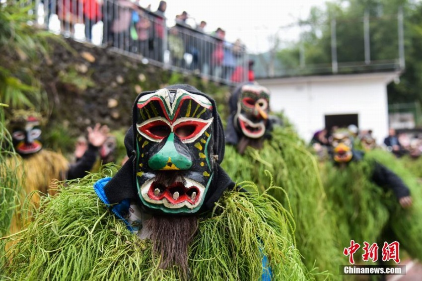 幸福と健康もたらす伝統(tǒng)の祭り　人々に祝福送る「野人」