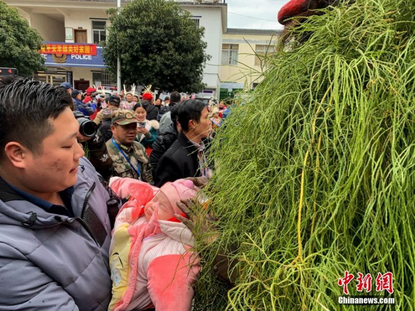 幸福と健康もたらす伝統(tǒng)の祭り　人々に祝福送る「野人」