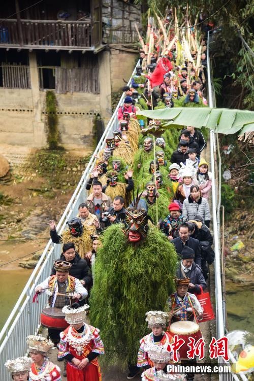 「芒篙」に扮した數(shù)十名の地元の人々がパレードする様子（撮影?王以照）。