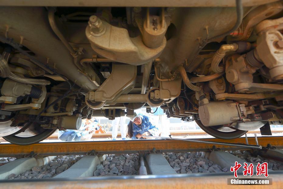 平均年齢23歳　中國初の高速鉄道女子整備士乗務(wù)隊を訪ねて