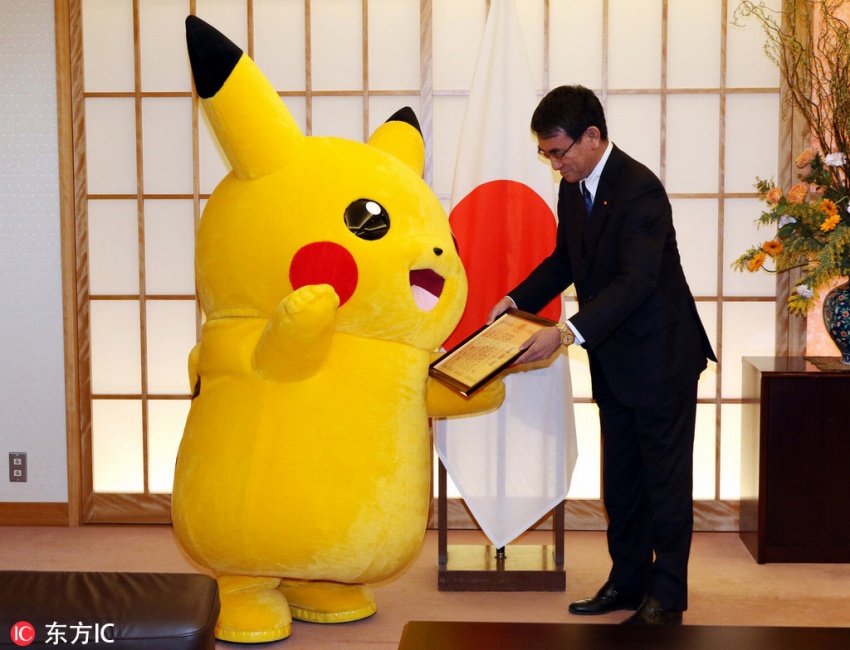 河野外相がピカチュウとハローキティに感謝狀