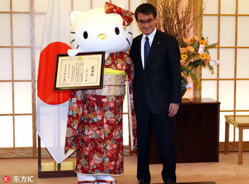 河野外相がピカチュウとハローキティに感謝狀
