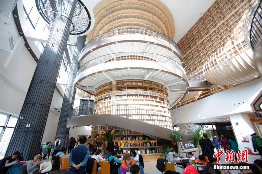 衆(zhòng)創(chuàng)書局2階設(shè)けられている読書エリア（撮影?呂品）。