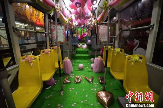 成都のカップル、ロマンチックなバスで結(jié)婚式場(chǎng)へGo！