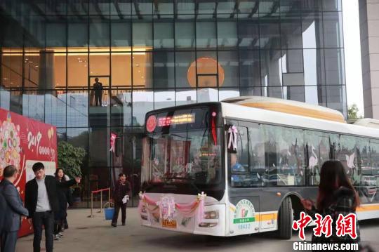 成都のカップル、ロマンチックなバスで結婚式場へGo！