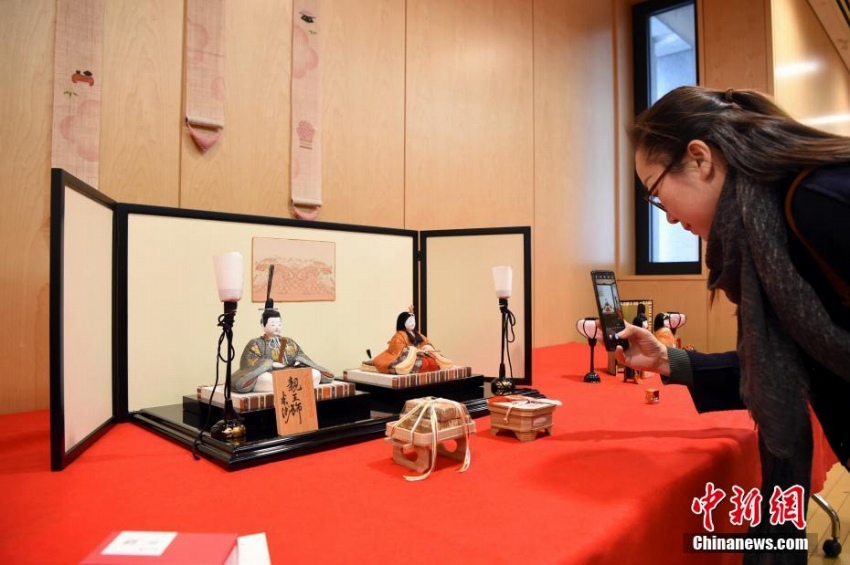 ひな人形に目を向ける?yún)⒓诱撸ù橛?侯宇）。