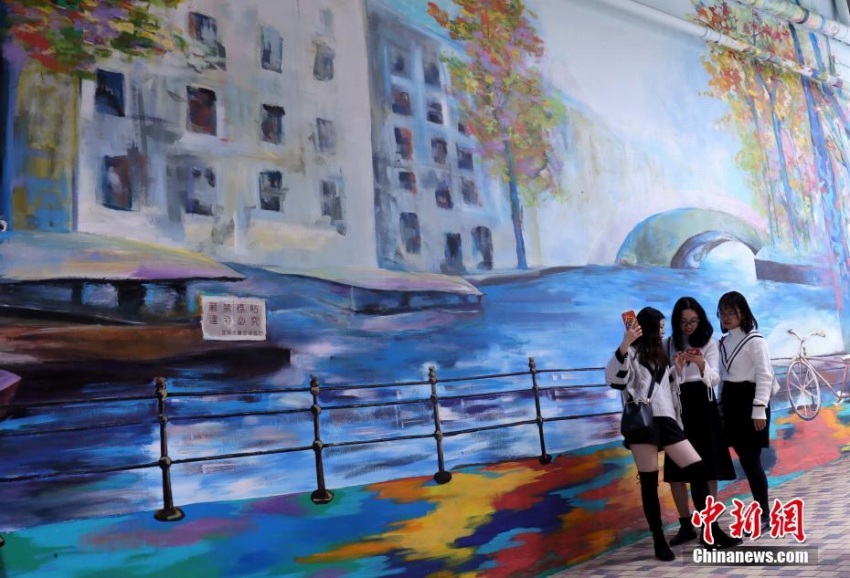 カラフルなグラフィティが舊市街に都市の活力　香港地區(qū)