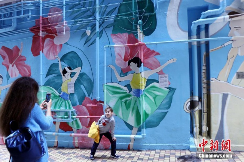 カラフルなグラフィティが舊市街に都市の活力　香港地區(qū)