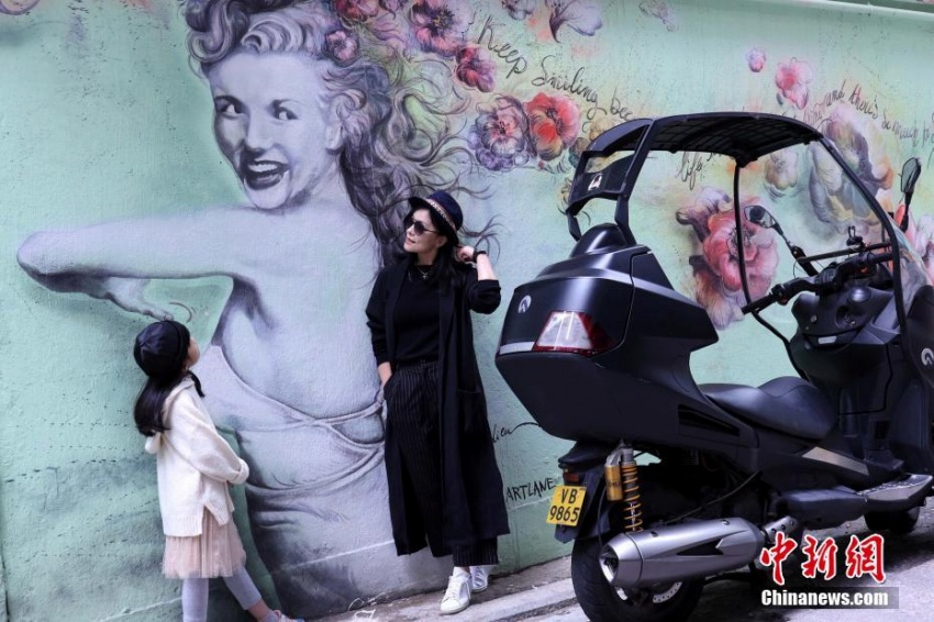 カラフルなグラフィティが舊市街に都市の活力　香港地區(qū)