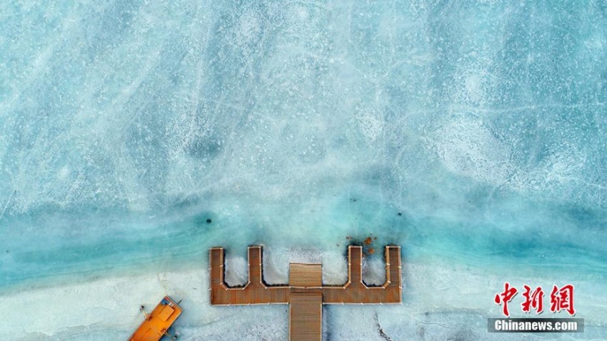 「寒の戻り」で美しい水色に凍った張掖國(guó)家濕地公園の湖　甘粛省