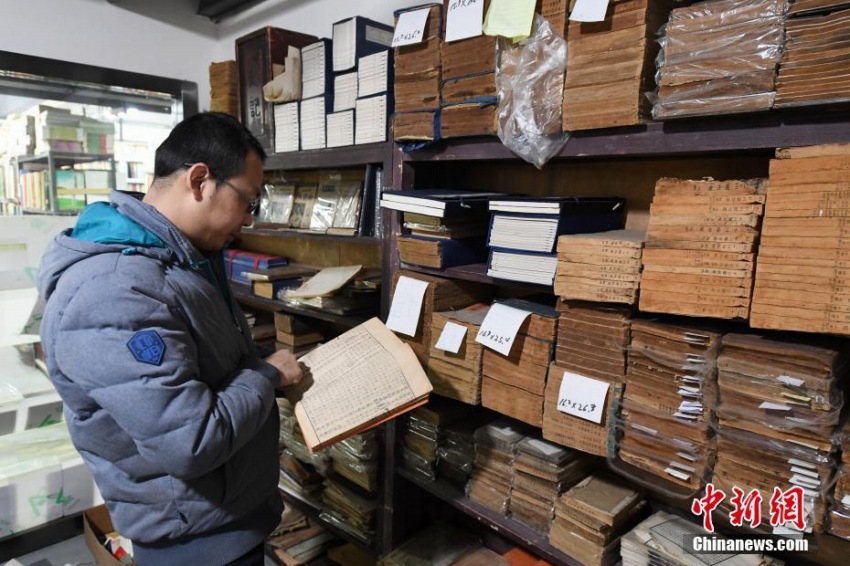 書籍20萬冊をコレクションする蘭州の書店店主