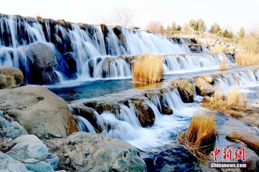 雪解けで再び現(xiàn)れた滔々と流れる美しい滝　甘粛省張掖市