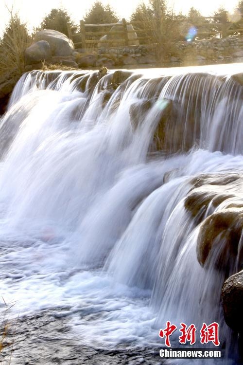 雪解けで再び現(xiàn)れた滔々と流れる美しい滝　甘粛省張掖市