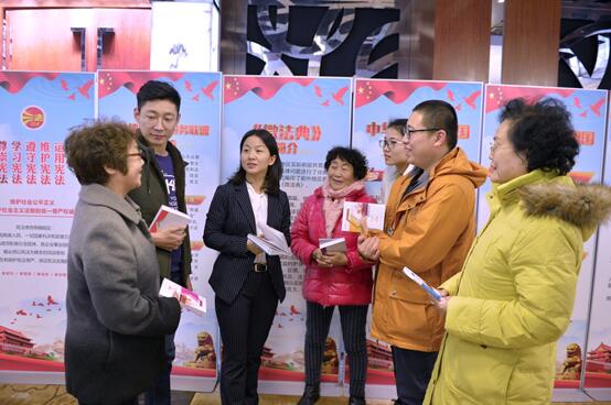 2018年12月3日、北京市朝陽區(qū)朝外街道の住民向け「憲法」講座終了後、楚紅偉弁護(hù)士に法律に関する質(zhì)問をする住民たち（人民日?qǐng)?bào)記者?徐燁撮影）