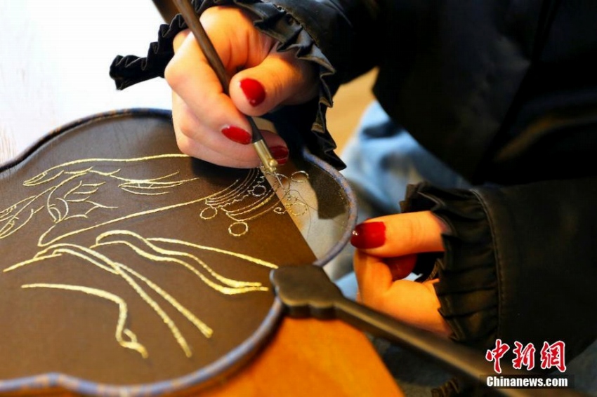 敦煌壁畫の「手のしぐさ」刺繍し、シルクロード文化伝える蘭州市の女性