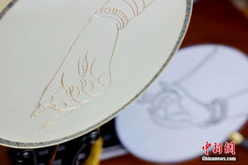 敦煌壁畫の「手のしぐさ」刺繍し、シルクロード文化伝える蘭州市の女性