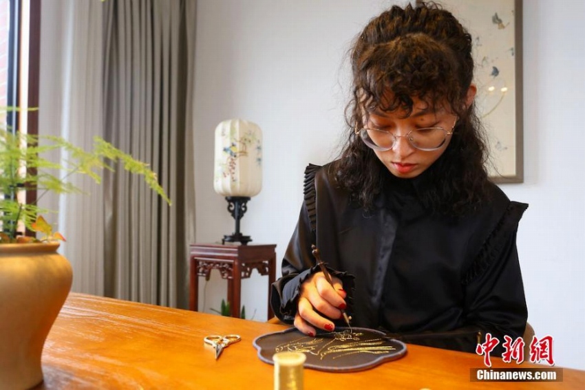 敦煌壁畫の「手のしぐさ」刺繍し、シルクロード文化伝える蘭州市の女性