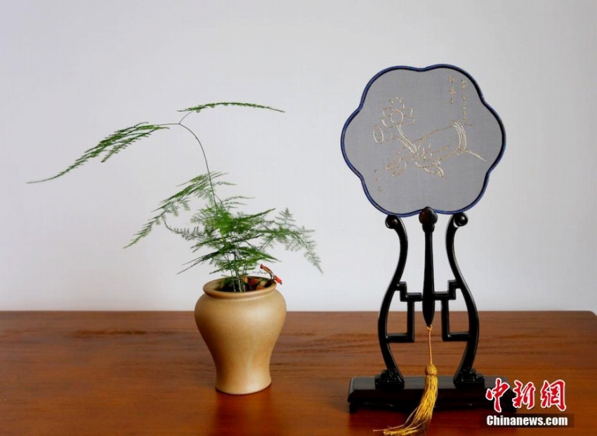 敦煌壁畫の「手のしぐさ」刺繍し、シルクロード文化伝える蘭州市の女性