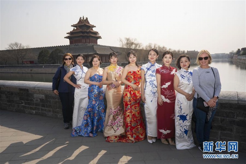 3月8日は國際女性デー　北京の企業(yè)の女性職員が故宮を見學