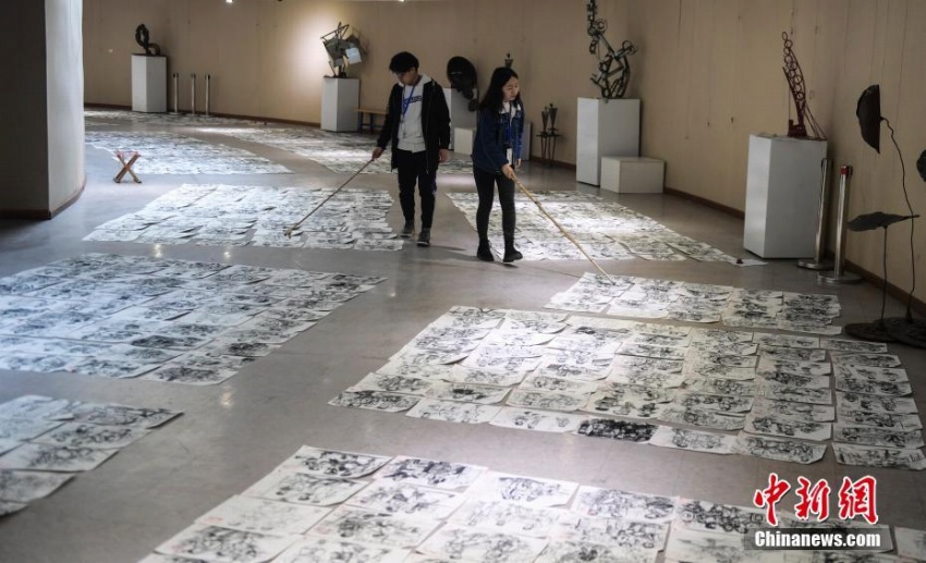 山東蕓術(shù)學(xué)院の教師たち、竹の棒片手に1萬(wàn)點(diǎn)の絵を採(cǎi)點(diǎn)