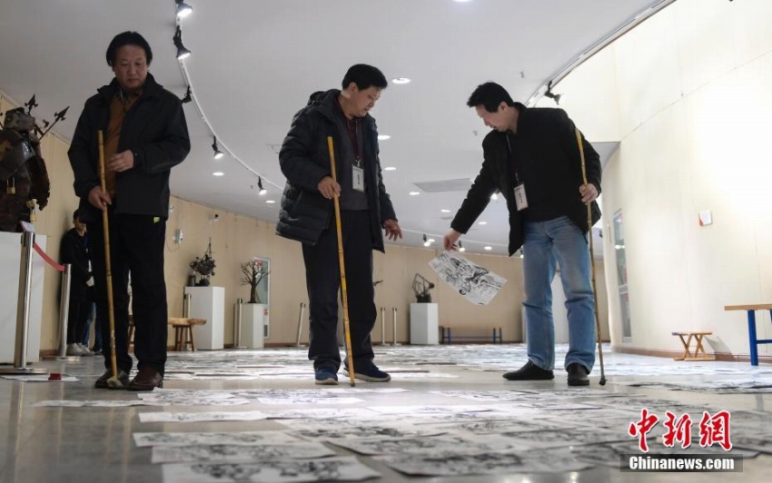 山東蕓術(shù)學(xué)院の教師たち、竹の棒片手に1萬點(diǎn)の絵を採點(diǎn)