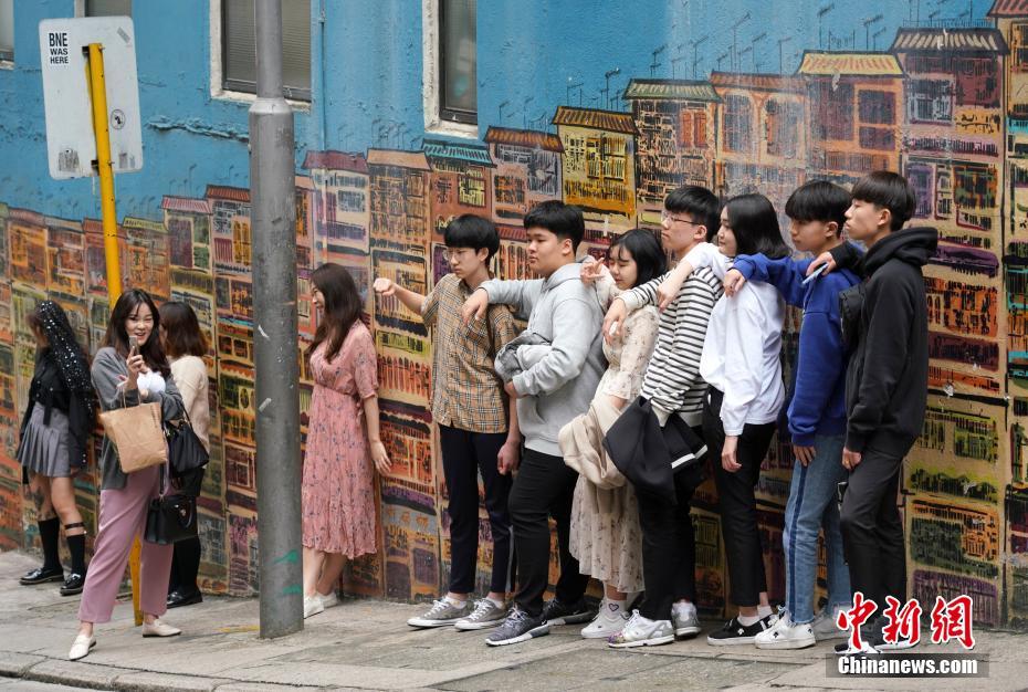 人気の壁畫をバックにチャイナドレスでインスタ映え　香港地區(qū)