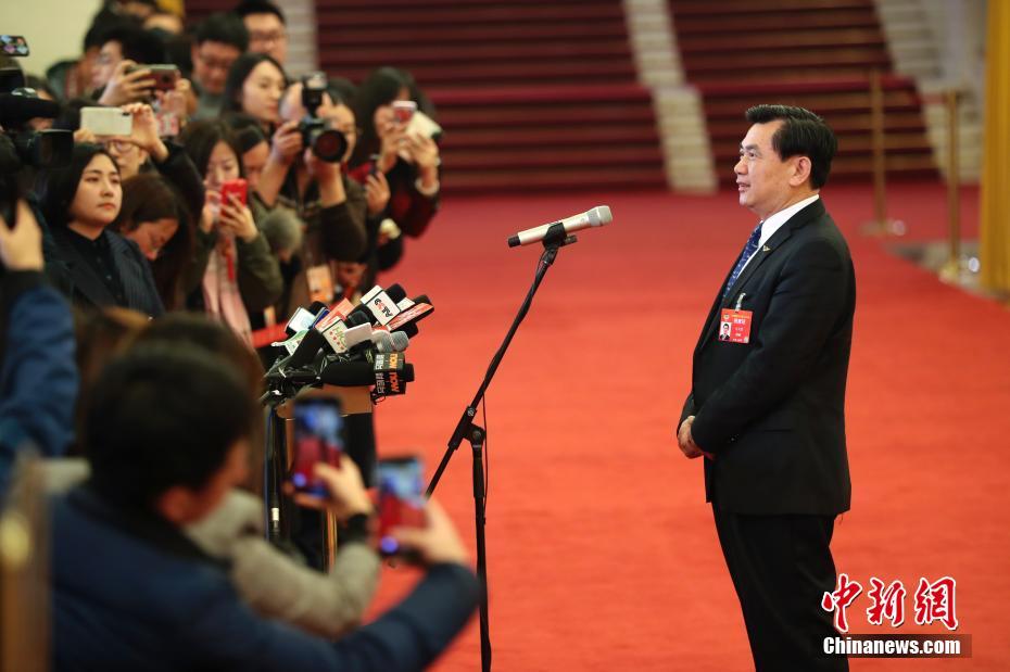 両會(huì)「部長(zhǎng)通路」　6部長(zhǎng)が社會(huì)の関心に応える