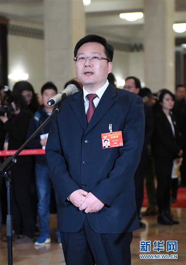  全國(guó)政協(xié)の9委員が「委員通路」で各國(guó)報(bào)道陣の取材に応じる