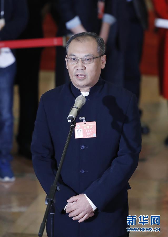  全國政協(xié)の9委員が「委員通路」で各國報道陣の取材に応じる