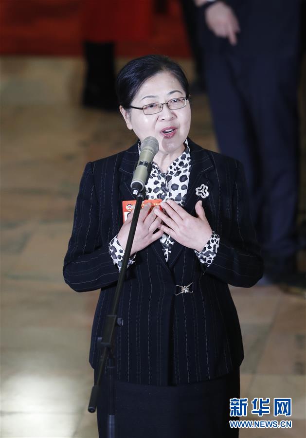  全國(guó)政協(xié)の9委員が「委員通路」で各國(guó)報(bào)道陣の取材に応じる