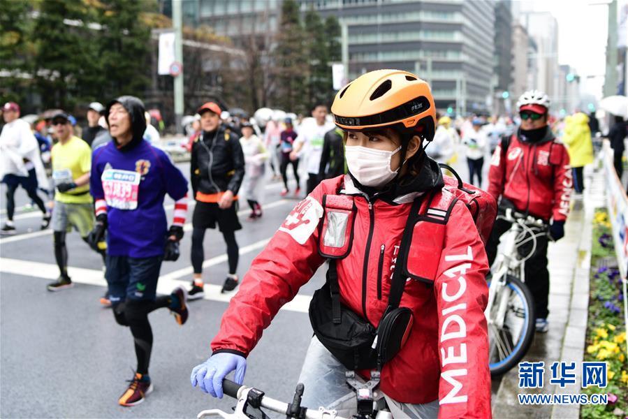 東京で3日、ヘルメットを裝著した東京マラソンレスキュー隊(duì)員が指示を待つ様子。（「第一反応」社提供）