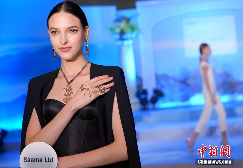 香港國際珠寶展で華麗な「ジュエリー?ファッションショー」