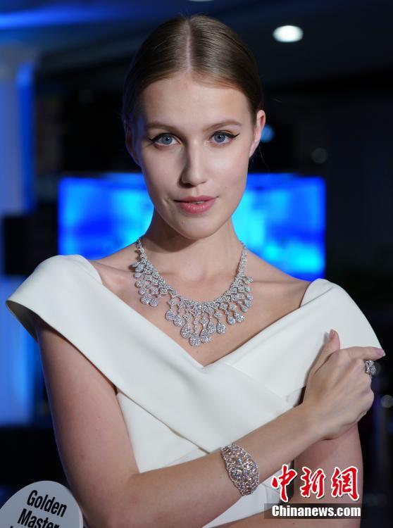 香港國際珠寶展で華麗な「ジュエリー?ファッションショー」