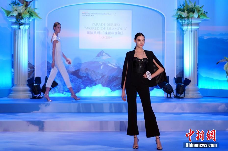 香港國(guó)際珠寶展で華麗な「ジュエリー?ファッションショー」