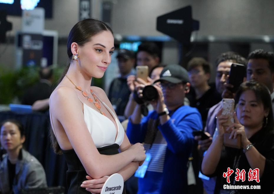 香港國(guó)際珠寶展で華麗な「ジュエリー?ファッションショー」