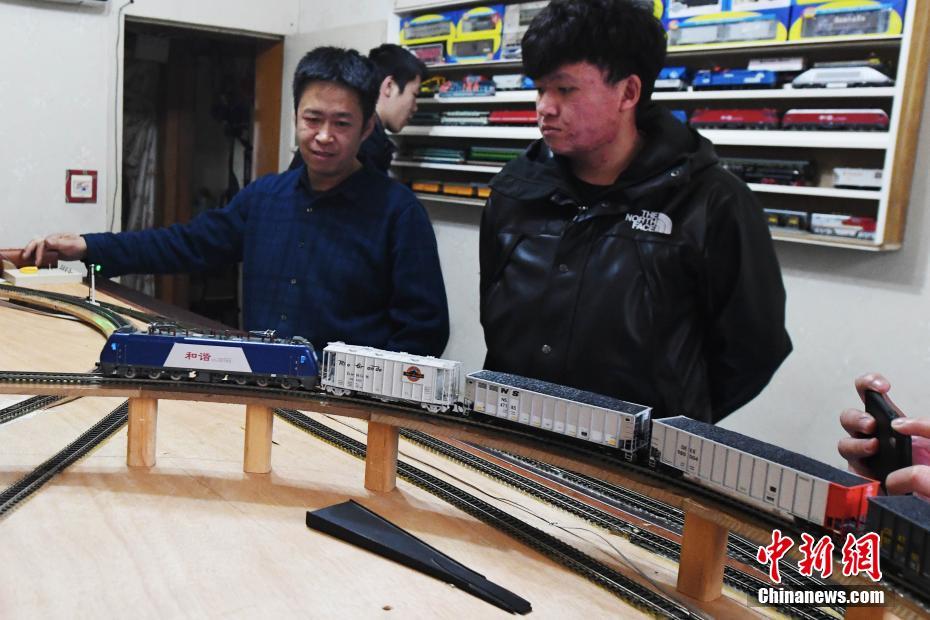 鉄道の発展を記録する鉄道模型數(shù)百點(diǎn)をコレクションする甘粛蘭州の男性