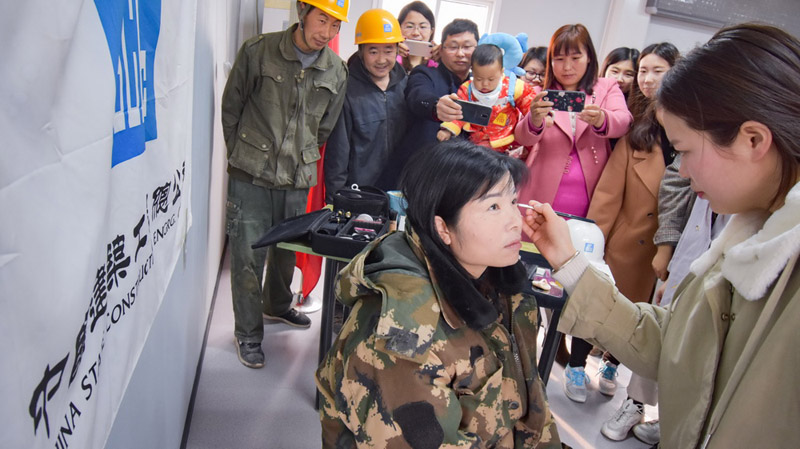 國際女性デー祝い、建設(shè)作業(yè)員の「美女」たちがパフォーマンス