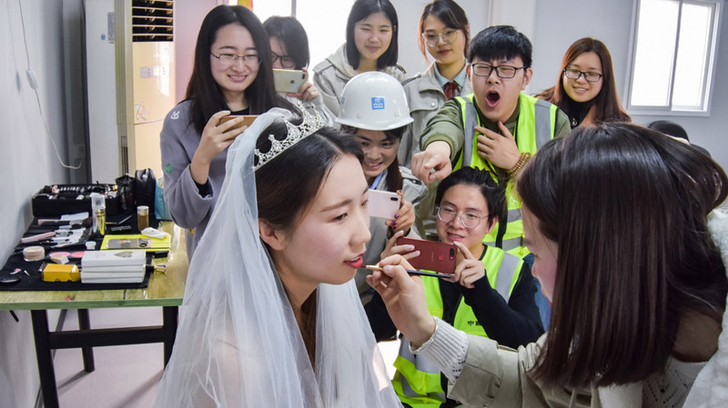 國際女性デー祝い、建設作業(yè)員の「美女」たちがパフォーマンス